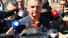 Bolsonaro classifica medidas como 'suprema humilhação' e nega tentativa de fuga, enquanto enfrenta investigações sobre golpe. - Imagem: EVARISTO SA / AFP
