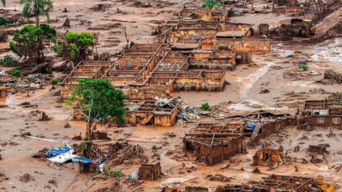 Casas foram soterradas e ficaram destruídas pela passagem da lama - Imagem: Antônio Cruz/ Agência Brasil