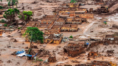 Casas foram soterradas e ficaram destruídas pela passagem da lama - Imagem: Antônio Cruz/ Agência Brasil