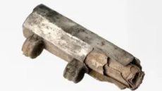 Amuleto de prata encontrado na Alemanha pode reescrever a história do cristianismo no Império Romano - Imagem: Reprodução/CNN Brasil/Museu Arqueológico de Frankfurt