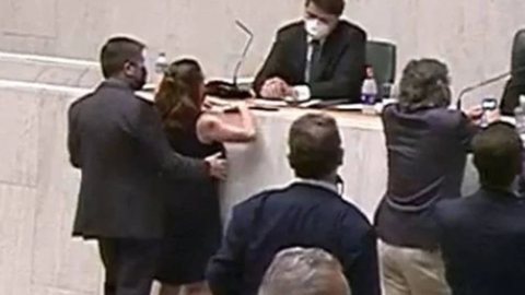O caso gerou repercussão significativa, levando à suspensão do mandato de Cury e à sua expulsão do partido, destacando a luta contra o assédio - Imagem: Reprodução/TV Alesp