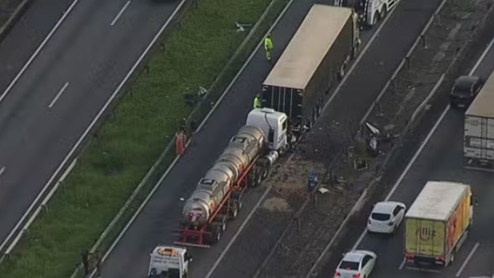 Colisão entre carro e caminhões deixa três mortos em São Paulo. - Imagem: reprodução TVGlobo