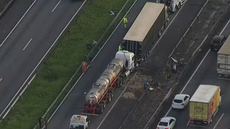 Colisão entre carro e caminhões deixa três mortos em São Paulo. - Imagem: reprodução TVGlobo
