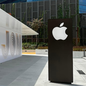 Golpe milionário: homens trocam iPhones falsos por originais na Apple nos EUA - Imagem: reprodução/ Instagram@RetailArchive