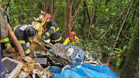 São Paulo: avião de pequeno porte cai e deixa dois mortos. - Imagem: reprodução Twitter@BombeirosPMESP