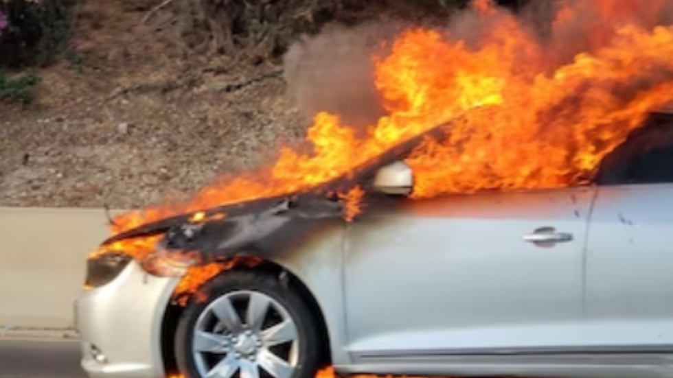 SP: carro pega fogo após se envolver em acidente de trânsito - Imagem: reprodução freepik