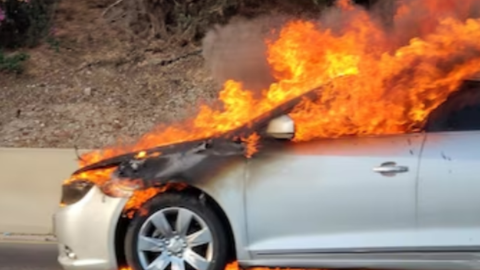 SP: carro pega fogo após se envolver em acidente de trânsito - Imagem: reprodução freepik