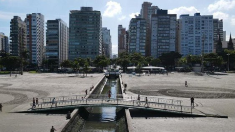Crianças são abandonadas na orla da praia em Santos. - Imagem: reprodução Twitter@vimeirim