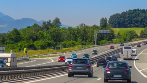 SP: estradas devem receber mais de 5 milhões de veículos; confira o melhor horário para viajar. - Imagem: reprodução freepik