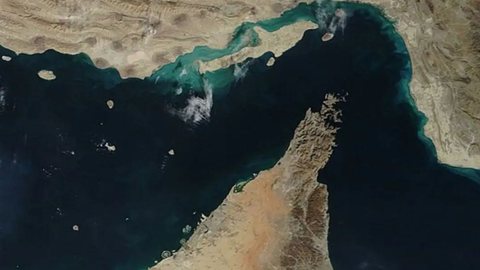 Apesar do bloqueio naval dos EUA, petroleiros iranianos conseguiram sair do Golfo Pérsico, destacando a complexidade da situação no estreito - Imagem: Reprodução