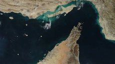 Apesar do bloqueio naval dos EUA, petroleiros iranianos conseguiram sair do Golfo Pérsico, destacando a complexidade da situação no estreito - Imagem: Reprodução
