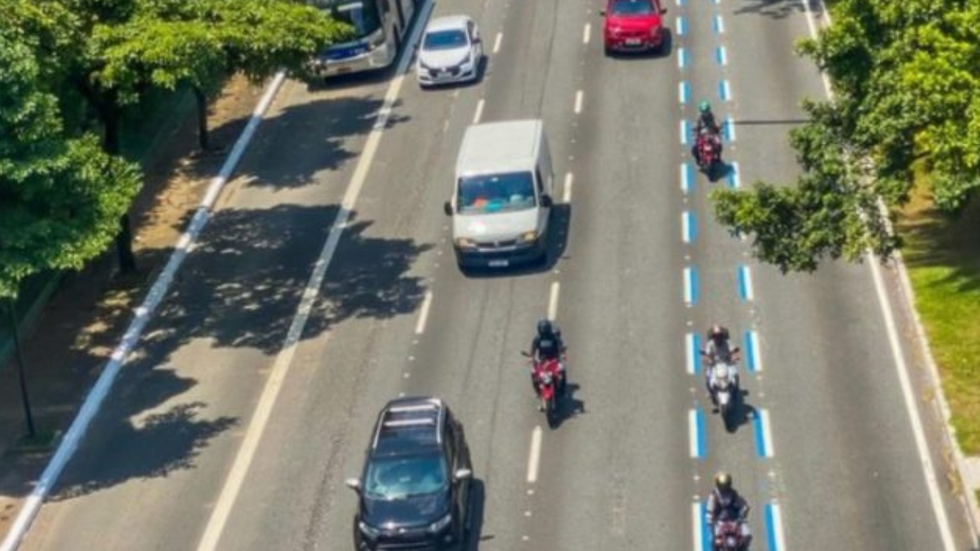 Jacu Pêssego e Avenida do Estado ganham faixa azul para motocicletas. - Imagem: reprodução Twitter@MyTransitSP