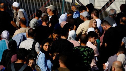 Brasileiros aguardam liberação para deixar a faixa de Gaza pela fronteira egípcia - Imagem: reprodução Twitter@NexoJornal