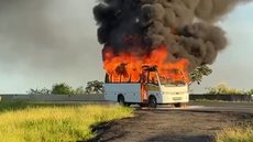 Motorista percebeu princípio de incêndio e retirou os atletas antes que o fogo se alastrasse. - Imagem: Reprodução/Redes Sociais.