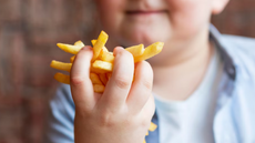 Estudo alerta: uma em cada cinco crianças no mundo sofre com sobrepeso - Imagem: reprodução /Freepik