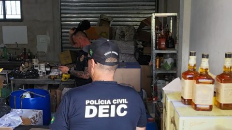 Polícia fecha fábrica clandestina de bebidas em Rio Claro no interior de São Paulo. - Imagem: Reprodução/Polícia Civil.