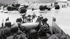 Soldados americanos desembarcam na praia de Omaha, Normandia, em 6 de junho de 1944 - Imagem: Reprodução / Exército dos Estados Unidos
