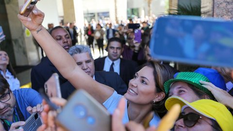 A humildade de Michelle Bolsonaro e o carinho com os apoiadores - Imagem: Reprodução / Agência Brasil / Fabio Rodrigues-Pozzebom