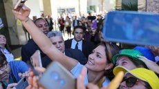 A humildade de Michelle Bolsonaro e o carinho com os apoiadores - Imagem: Reprodução / Agência Brasil / Fabio Rodrigues-Pozzebom