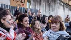 A repercussão do caso que chocou a França: a mulher pelo marido e outros 70 homens sem saber - Imagem: Reprodução / X / @yasemindildar