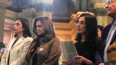 A candidata à Prefeitura de Sâo Paulo, Tabata Amaral (PSB), sua vice Lucia Franca e o vice-presidente Geraldo Alckmim participam de missa na Paroquia Nossa Senhora Achiropita, na Bela Vista, regiao central, no domingo (25). - Imagem: Reprodução | Werther Santana