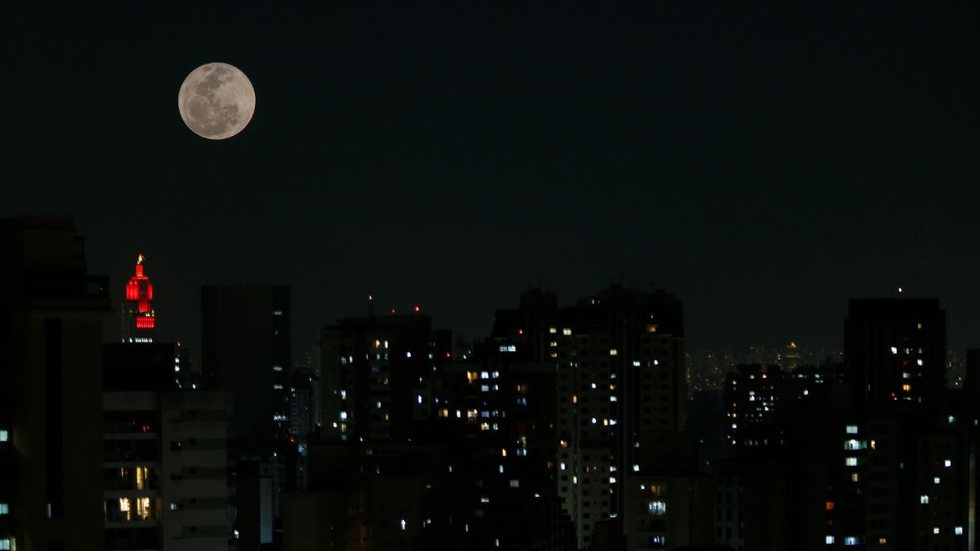 Fãs da astronomia aguardam a superlua mais brilhante e próxima de 2024 - Imagem: Reprodução / Paulo Pinto / Agência Brasil