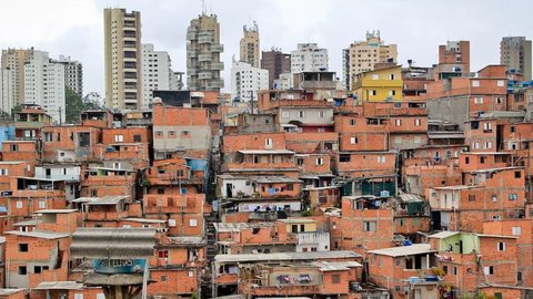 A regularização fundiária não só melhora a infraestrutura, mas também reduz a criminalidade nas comunidades. - Imagem: Reprodução | Wikipedia