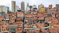 A regularização fundiária não só melhora a infraestrutura, mas também reduz a criminalidade nas comunidades. - Imagem: Reprodução | Wikipedia