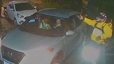 Criminosos armados invadem condomínio na Vila Madalena após se passarem por entregadores para abordar morador. - Imagem: Reprodução/TV Globo