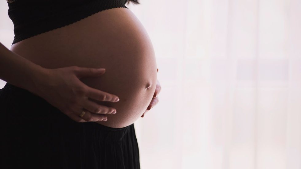 Cartilha que considera crime todos os casos de aborto será revogada por Lula - Imagem: Unsplash