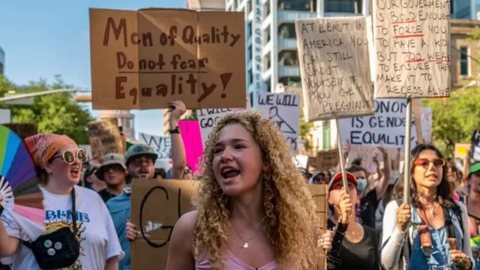 Mulheres protestam contra derrubada da decisão Roe x Wade no Texas, em 25 de junho de 2022. - Foto: BBC