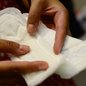A distribuição irregular de produtos menstruais e a falta de acesso adequado aumentam riscos à saúde das mulheres encarceradas - Imagem: Reprodução