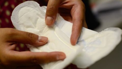 A distribuição irregular de produtos menstruais e a falta de acesso adequado aumentam riscos à saúde das mulheres encarceradas - Imagem: Reprodução