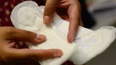 A distribuição irregular de produtos menstruais e a falta de acesso adequado aumentam riscos à saúde das mulheres encarceradas - Imagem: Reprodução