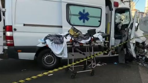 Ambulância perdeu o controle durante a madrugada e bateu contra um poste na Rua Paes de Barros - Imagem: Reprodução/TV Globo