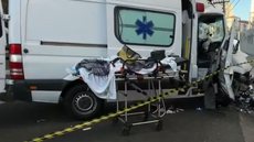 Ambulância perdeu o controle durante a madrugada e bateu contra um poste na Rua Paes de Barros - Imagem: Reprodução/TV Globo