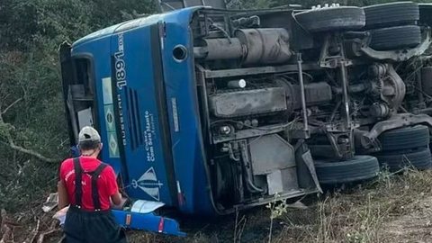 Equipes de resgate atuaram durante a madrugada para retirar vítimas e prestar atendimento no local - Imagem: Reprodução