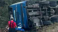 Equipes de resgate atuaram durante a madrugada para retirar vítimas e prestar atendimento no local - Imagem: Reprodução