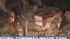 Caminhão invade casa na Grande São Paulo após o motorista perder o controle do veículo - Foto: Reprodução / Band