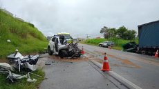 Carro teria invadido a contramão e provocado a colisão frontal - Imagem: Reprodução / Marília Porcari / TV TEM