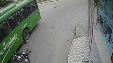 Câmera de segurança de escola registra momento do acidente entre motoqueiro e ônibus - Imagem: reprodução Twitter @RJ__em__Alerta