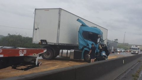 Acidente na Dutra causa 8 km de congestionamento - Imagem: Reprodução / PRF