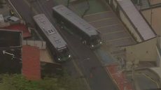 Motorista de ônibus perde o controle e bate contra poste na Zona Oeste de São Paulo - Imagem: reprodução TV Globo