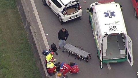Colisão deixa motociclista ferido e complica trânsito na Ayrton Senna - Imagem: Reprodução/TV Globo
