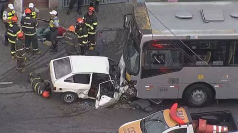 Acidente entre carro e ônibus deixa três mortos em São Paulo - Imagem: reprodução / TV Globo