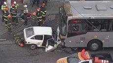 Acidente entre carro e ônibus deixa três mortos em São Paulo - Imagem: reprodução / TV Globo