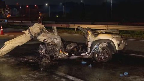 Explosão de veículo após colisão mata dois adultos e uma criança na Castello Branco - Imagem: Reprodução/TV Globo