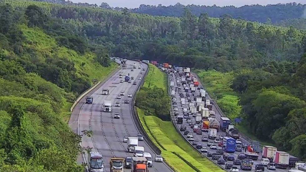Acidente aéreo em Caieiras fecha faixa da rodovia e complica trânsito na manhã de sexta - Imagem: Reprodução | Artesp