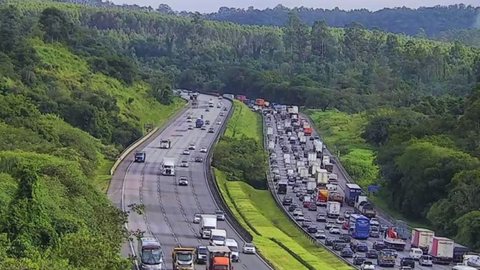 Acidente aéreo em Caieiras fecha faixa da rodovia e complica trânsito na manhã de sexta - Imagem: Reprodução | Artesp