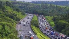 Acidente aéreo em Caieiras fecha faixa da rodovia e complica trânsito na manhã de sexta - Imagem: Reprodução | Artesp